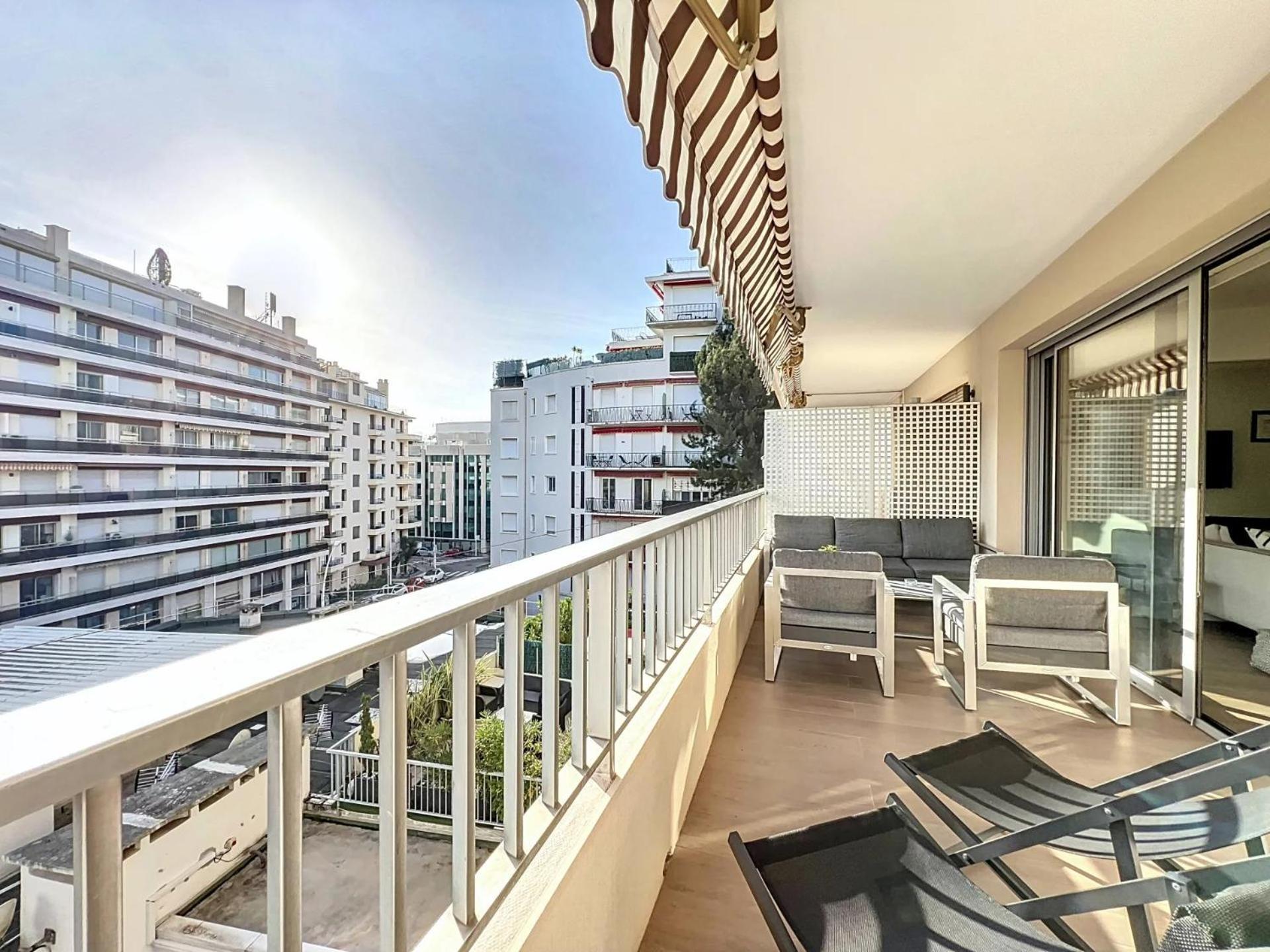 3P Between Croisette Beaches And Antibes Street Cannes Buitenkant foto